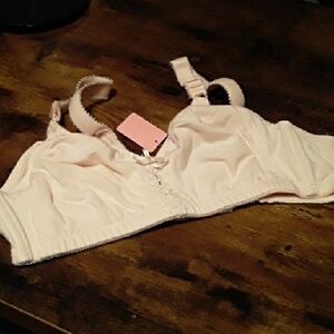 NWOT 38B Bali Light Pink Unpadded Wirefree Adorable Feminine Bra